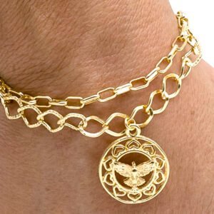 Pulseira Corrente Dupla com Pingente Círculo de Corações com Espírito Santo Banhada em Ouro 18K