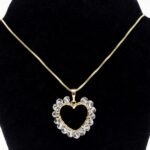 Colar Coração Envolvido com Zircônias Cristal Banhado em Ouro 18K