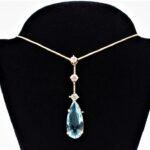 Colar Luxo Zircônia Azul e Pequenas Zircônias Cristal Banhado em Ouro 18K