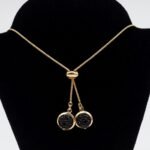 Colar Gravata com 2 Zircônias Pretas Penduradas Banhado em Ouro 18K
