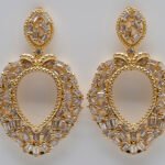 Brinco Luxo Coração Vazado Cravejado Banhado em Ouro 18K