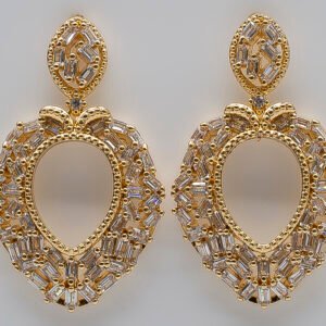 Brinco Luxo Coração Vazado Cravejado Banhado em Ouro 18K