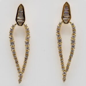 Brinco Gota Vazado Cravejado com Zircônia Elegance Banhado em Ouro 18K