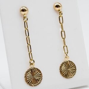 Brinco Pendurado Micro Elos com Pingente Redondo Trabalhado Banhado em Ouro 18K