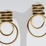 Brinco Base Trabalhada com Círculos Vazados Banhado em Ouro 18K