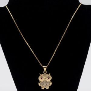 Colar Coruja Cravejada com Zircônias Rosas e Cristais Banhado em Ouro 18K