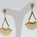 Brinco Pendurado em Guilhotina Vazada e Trabalhada Banhado em Ouro 18K