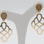 Brinco Folha Vazada em Elos Geométricos Banhado em Ouro 18K