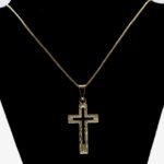 Colar Cruz Vazada Detalhada com Feixe de Luz Banhado em Ouro 18K