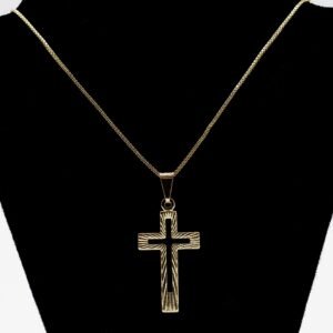 Colar Cruz Vazada Detalhada com Feixe de Luz Banhado em Ouro 18K