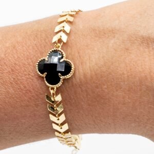 Pulseira de Setas com Pingente Trevo Preto Banhada em Ouro 18K