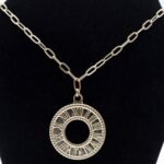 Colar Circular com Números Romanos Banhado em Ouro 18K