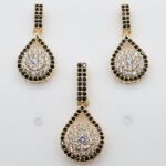 Conjunto Gotas Cravejadas com Zircônias Cristal e Preta Banhado em Ouro 18K