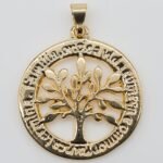 Pingente Árvore da Vida e Círculo com Escritas Banhado em Ouro 18K