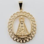 Pingente Oval com Detalhes e Santa Banhado em Ouro 18K