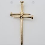 Pingente Cruz em Pregos Banhado em Ouro 18K