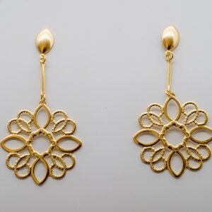 Brinco Pendurado com Flor Vazada Banhado em Ouro 18K