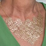 Colar Painel de Flores Banhado em Ouro 18K