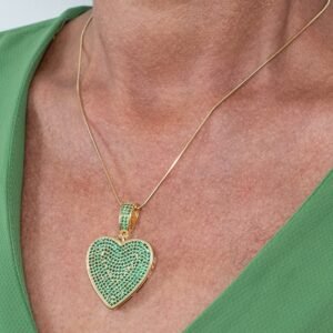 Colar Luxo Coração Cravejado com Zircônias Verdes Banhado em Ouro 18K