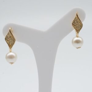 Brinco Base Losango Detalhado com Pérola Banhado em Ouro 18K