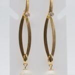 Brinco Estilizado Vazado com Zircônia Cristal e Branca Fosca Banhado em Ouro 18K