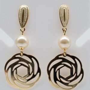 Brinco com Pérola e Flor Vazada Banhado em Ouro 18K