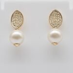 Brinco Base Oval Trabalhado com Pérola Banhado em Ouro 18K