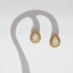 Brinco Trabalhado com Zircônia Branca Banhado em Ouro 18K