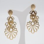 Brinco Flor Vazada Sobreposta Banhado em Ouro 18K