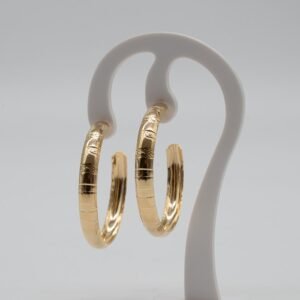 Brinco Argola com Detalhes em Tiras Banhado em Ouro 18K