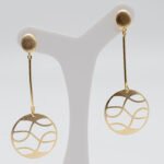 Brinco Pendulo Redondo Vazado Banhado em Ouro 18K