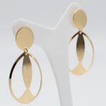 Brinco Oval Vazado com Detalhe Banhado em Ouro 18K