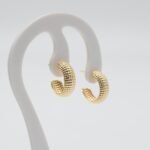 Argola Trabalhada Pequena Banhada em Ouro 18K