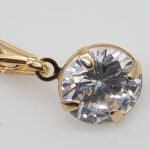 Pingente Zircônia Cristal Redonda e Detalhes Banhado em Ouro 18K