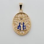 Pingente Oval Desenhado com Santa Cravejada Banhado em Ouro 18K