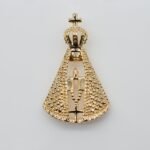 Pingente Santa com Detalhes em Micro Bolas Banhado em Ouro 18K