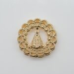 Pingente Santa Círculo com Detalhes em Flores Banhado em Ouro 18K