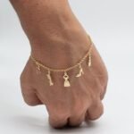 Pulseira Mini Berloques de Vestido, Anel, Óculos, Salto e Batom Banhada em Ouro 18K