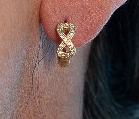 Brinco Mini Argola Infinito Cravejado Banhado em Ouro 18K