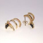 Brinco Vazado com Tiras Cravejadas Zircônia Colorida e Pingente de Gota Banhado em Ouro 18K