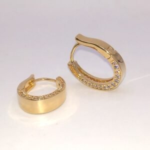 Brinco Oval Cravejado com Zircônias Cristal e Fecho Clipe Banhado em Ouro 18K