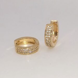 Brinco Argola Pequena com Tiras Cravejadas Banhado em Ouro 18K