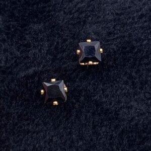 Brinco Quadrado Pequeno Zircônia Preta Banhado em Ouro 18K